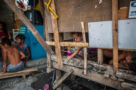 poverty   philippines  families remain poor world politics