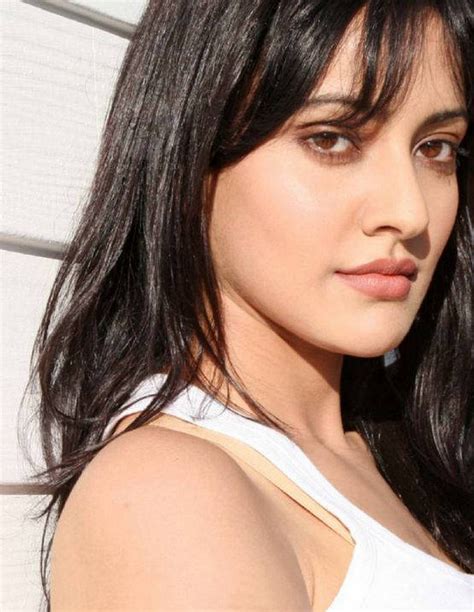 Bollywood Actress Neha Sharma Wallpapes 2011 Beautiful