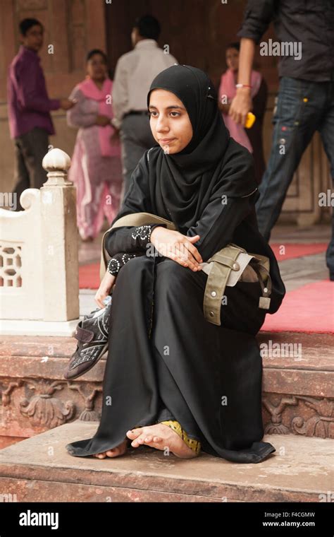 india delhi muslim woman  traditional clothing sitting  steps