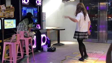 【海外 面白動画 中国（メインランド）編】深圳 老街站（laojie Station）の百貨広場にあるゲーセンで踊るjk（女子高生）風女装男子