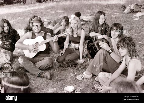 Hippie Festival Windsor Great Park August 1972 Gruppen Von Hippies Aus