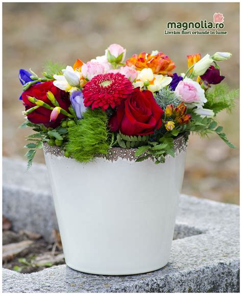 aranjament cu flori colorate colorful flower arrangement