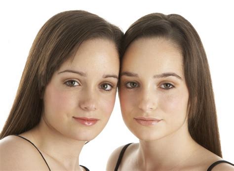 what is the difference between monozygotic and dizygotic twins