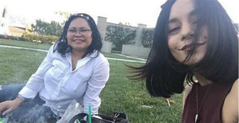 Vanessa Hudgens Faz Selfie Em Cemitério Onde Pai Está Enterrado E Fãs