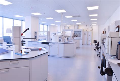 scientists working   laboratory medika