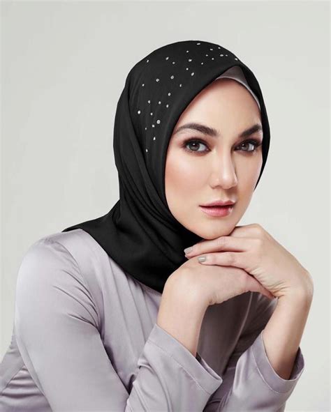 bikin pangling luna maya jadi model hijab berhias swarovski