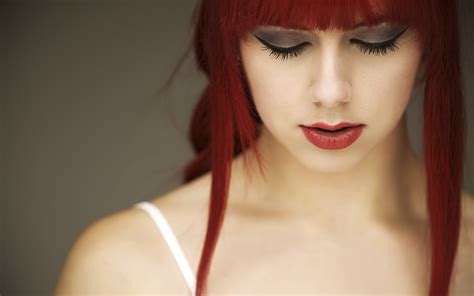 デスクトップ壁紙 面 女性 赤毛 ポートレート 単純な背景 長い髪 目を閉じた 眼鏡 口を開ける 黒髪 ファッション