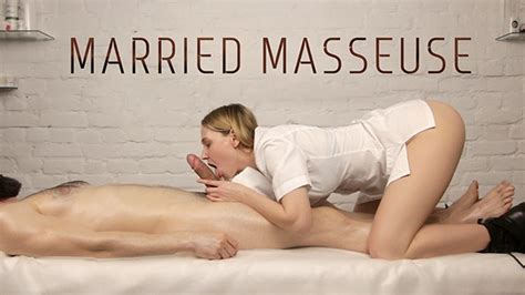 une masseuse mariée adore sucer son client il jouit deux