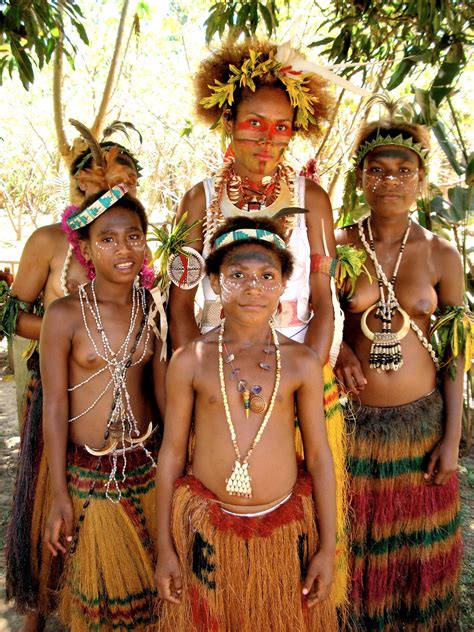 papuan tribe women  performing sing sing  port moresby papua