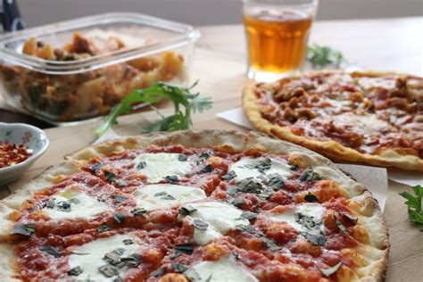 marketing strategy  dominos pizza  pizza hut  social grabber