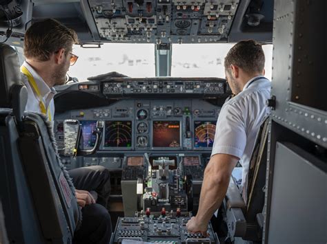 boeing  pilots  fly solo airlinepilotcentralcom