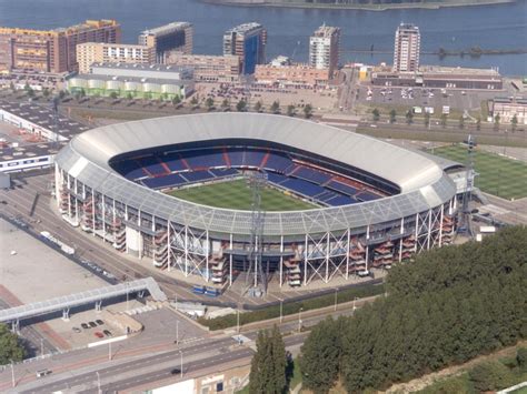 stadion feyenoord mas conocido como de kuip en espanol la banera es  estadio de futbol