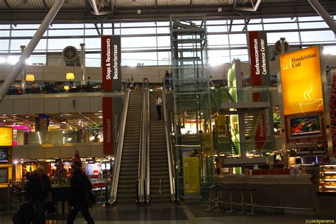 besuch  flughafen duesseldorf aufgang zur besucherterrasse foto