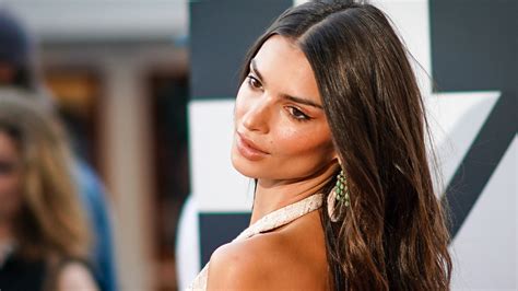 Emily Ratajkowski Nue Dans Son Salon Ses Fans En Surchauffe