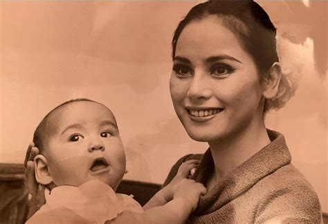 Most Pop Sepekan Cantiknya Dewi Sukarno Di Usia 27 Saat Hidup Di