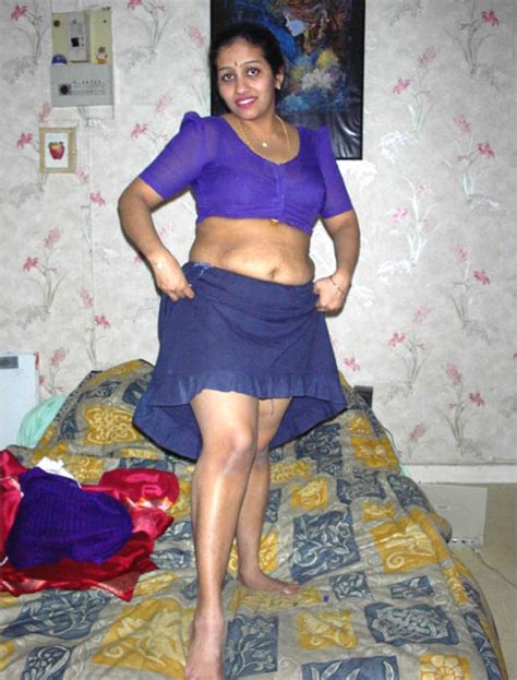 indian aunty lifting saree cumception