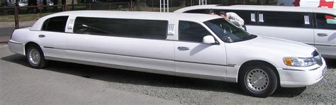 filelincoln twon car stretch limousine jpg