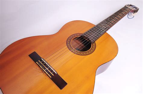 buy  good acoustic guitar  steps  pictures