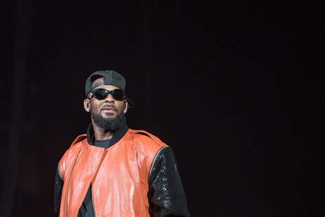 R Kelly S Legal Team Is Reportedly Threatening To Sue Lifetime Over