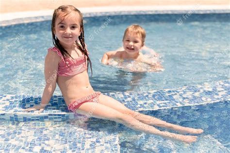 chłopiec i dziewczynka w basenie darmowe zdjęcie