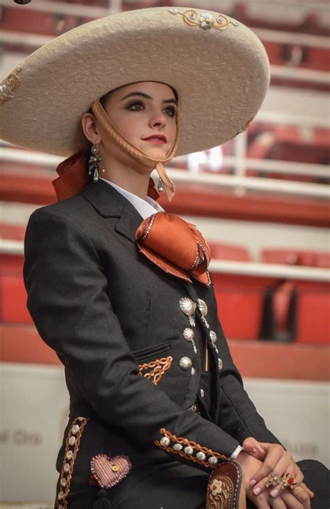 pin de daph  en charreria traje de mariachi mujer vestimenta mexicana mariachi mujer