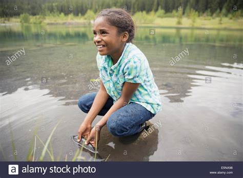 fische fangen und freilassen stockfotos und bilder kaufen alamy