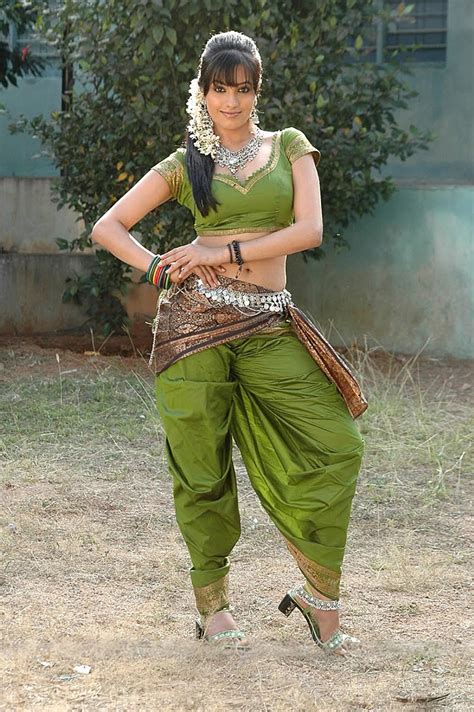 South Indian Actress Anitha Navel Show In Green Dress
