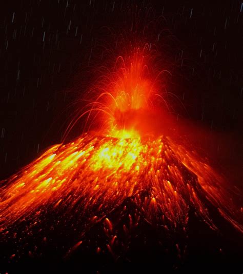 eruption volcanique en equateur nouvelle explosion au volcan tungurahua