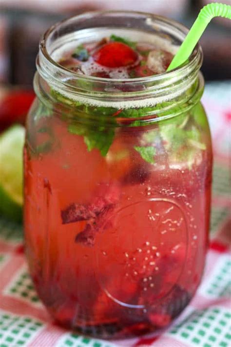 34 Refreshing Summery Mason Jar Drinks To Beat The Heat