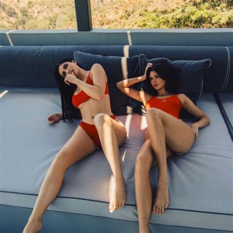 Kendall Y Kylie Jenner Con Su Nueva Colección De Bañadores Con Revolve