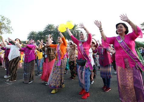 Perempuan Berkebaya Indonesia Berolahraga Antara Foto