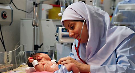 طبيبة أمريكية قامت بتوليد امرأة مسلمة ولكن حدث مفاجأة كبيرة