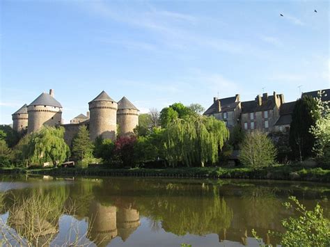 monuments  architecture chateau de lassay lassay les chateaux