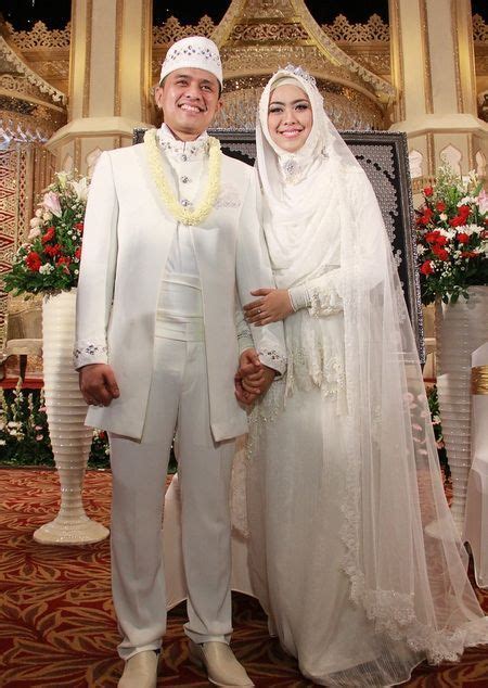 14 inspirasi gaun pengantin syar i berwarna putih tampil cantik dengan jilbab lebar kenapa tidak