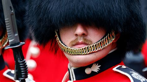 element   british royal guards uniform explained  news