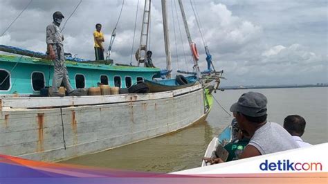 Bakamla Tangkap Kapal Bermuatan Kayu Ilegal Di Laut Banda