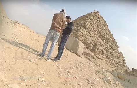 egypt pyramids three men arrested for selling stones from ancient giza