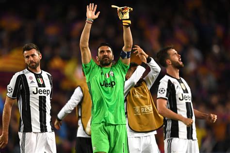 juventus  barcelona  initial reaction  random observations black white read