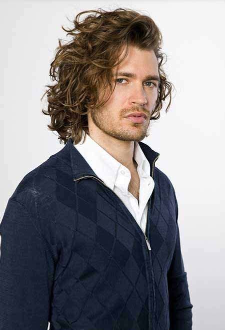 the wild style of the long curly hairstyles for men wavy