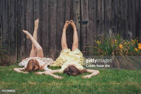 tween girl barefoot photos et images de collection getty images