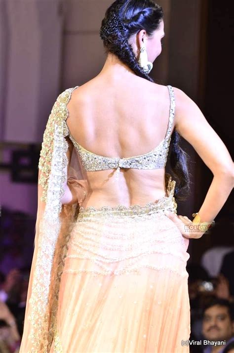 Lara Dutta Hot Bare Back And Cleavage Show At Mijwan Fashion Show