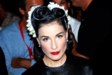 Dita Von Teese Great 40s Inspired Hair With Flowers