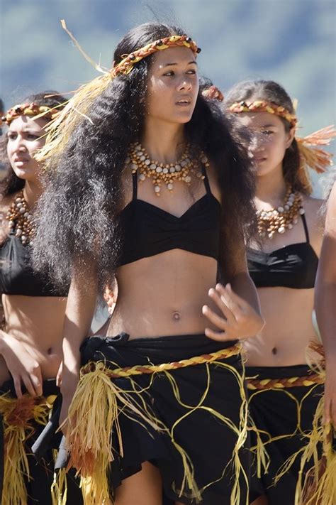 pin by mélissa filoche on la polinesia hawaiian woman tahitian dance