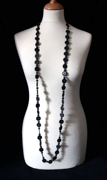 collier tres long sautoir en perles fantaisies de bois noirs maryse richardson creations paris