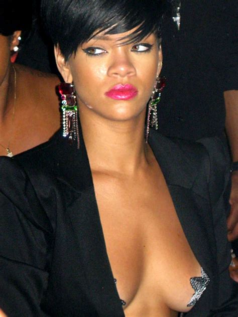 Rihanna Showing Her Nice Big Tits In Private Nude Pics And See Thru