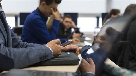 Los Riesgos Para La Salud Que Produce El Uso Excesivo De La Tecnología