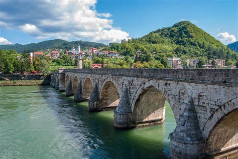bosna  hercegovina ima najveci broj stranaka po broju stanovnika  europi croexpress