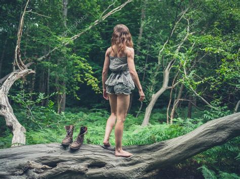 Mulher Tirando As Botas Na Floresta — Fotografias De Stock © Lofilolo