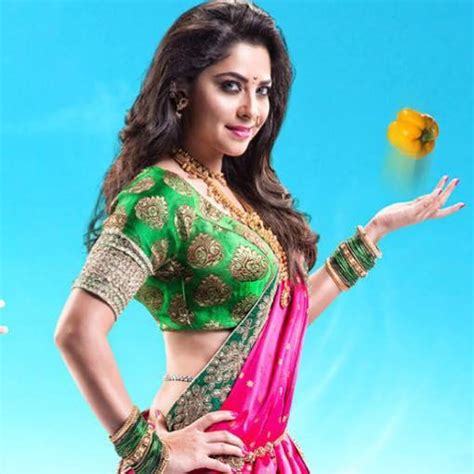 Sonalee Kulkarni Hot And Sexy In Saree Veethi