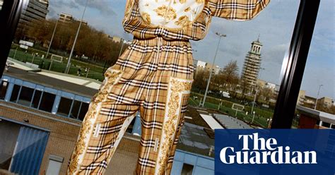 adwoa aboah wears spring summer 2018 burberry in pictures fashion